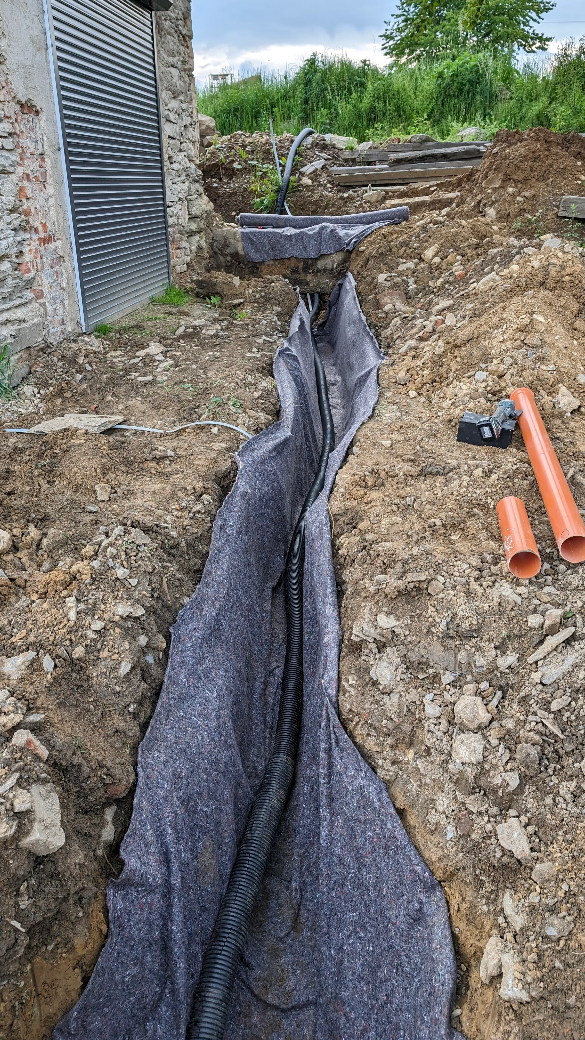 Odvodnění - instalace drenáže